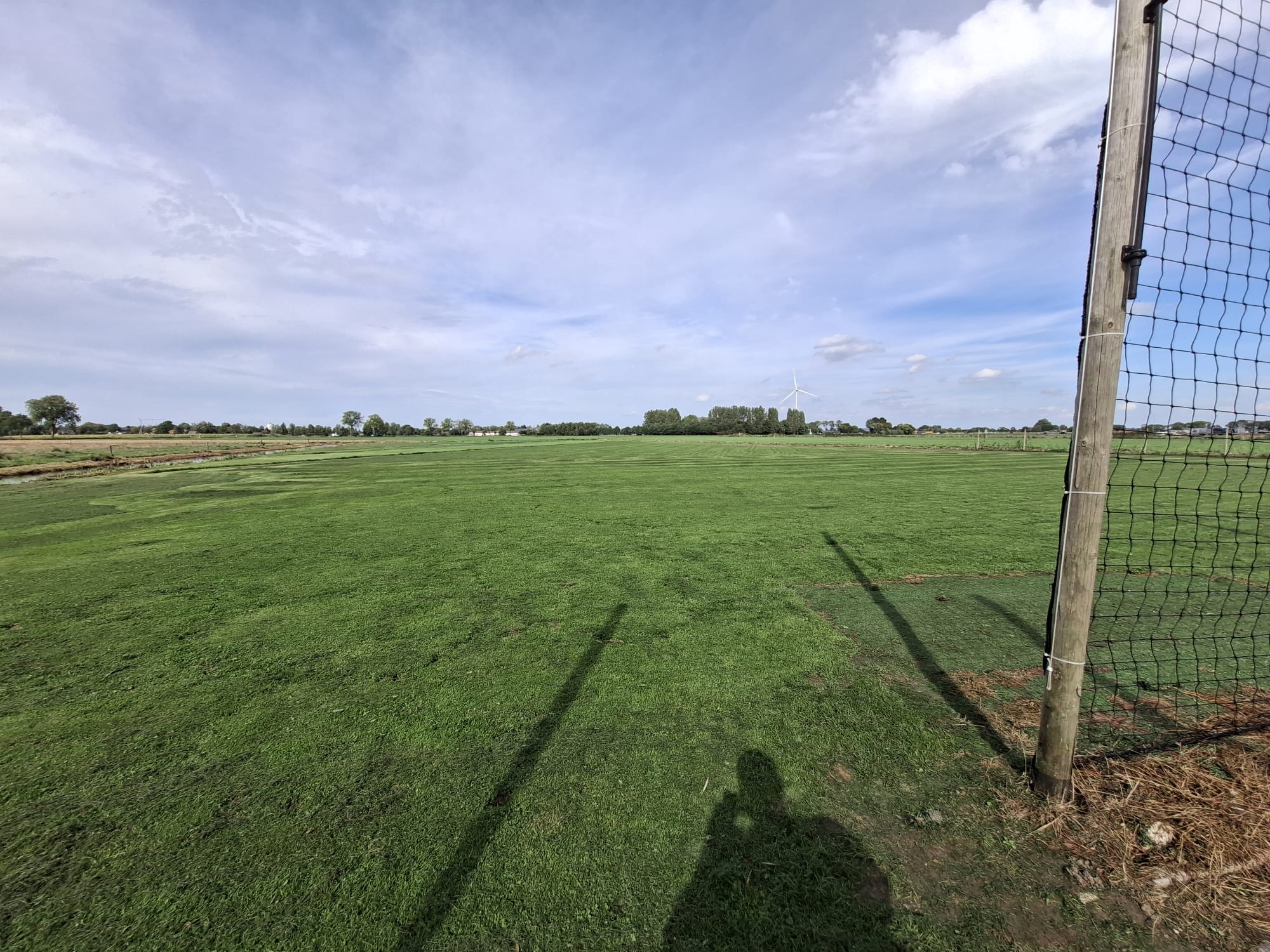 Blik over de kunstgrasbaan en het veld